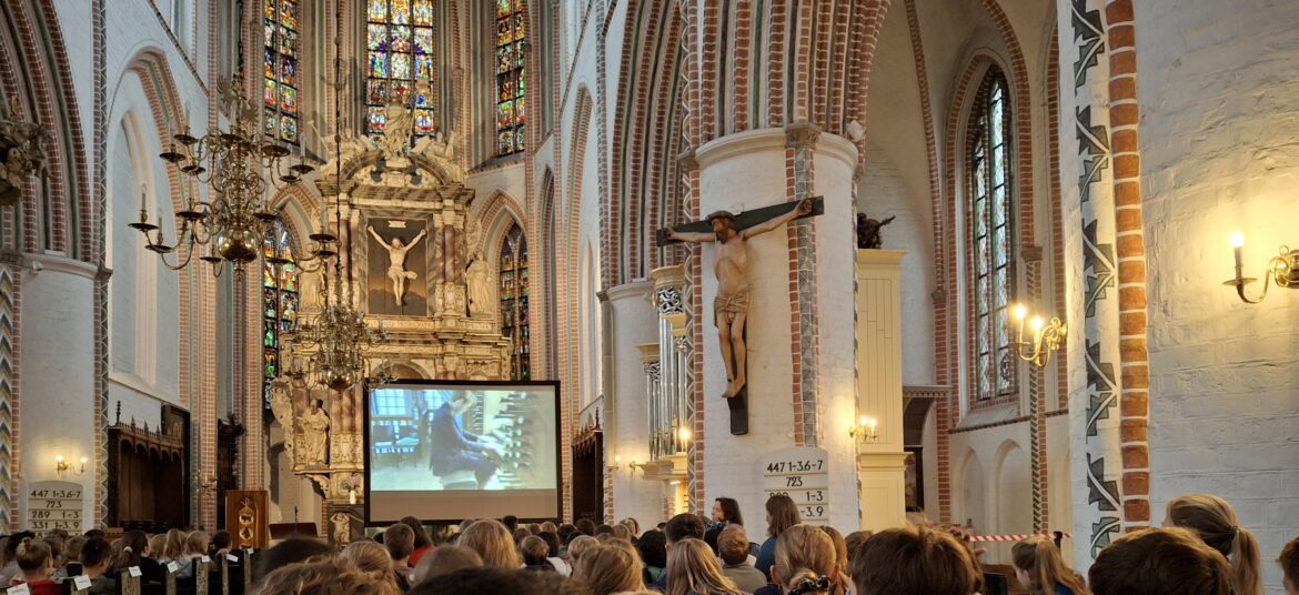 Live-Übertragung der Orgel in das Kirchenschiff