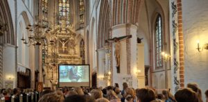 Live-Übertragung der Orgel in das Kirchenschiff