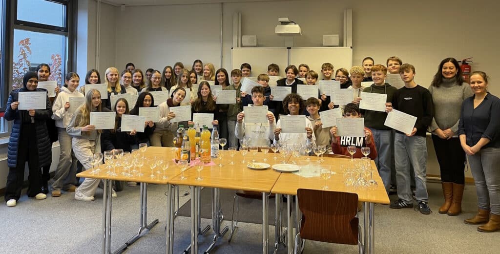 Nach einem halben Jahr des Wartens konnten heute endlich 47 Schülerinnen und Schüler strahlend ihre DELF-Urkunden in Empfang nehmen, die vom französischen Ministerium „Ministère de l’Éducation nationale et de la Jeunesse“ ausgestellt worden sind.