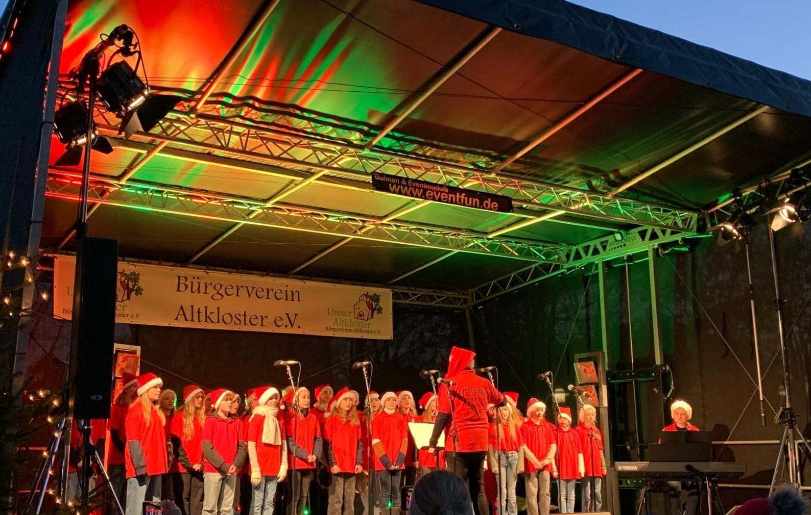 Mehr über den Artikel erfahren Chorklassen der HPS auf dem Adventsmarkt Altkloster