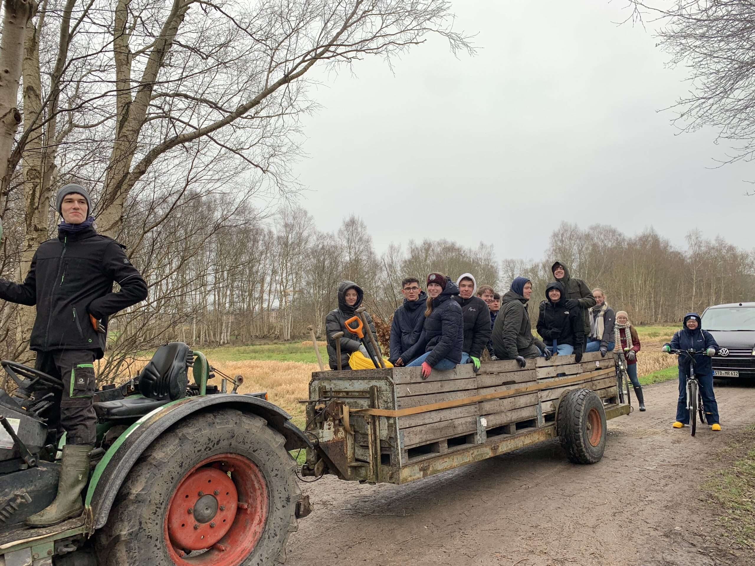 Mehr über den Artikel erfahren Religionskurs in Jg. 13 pflanzt Eichen im Buxtehuder Moor