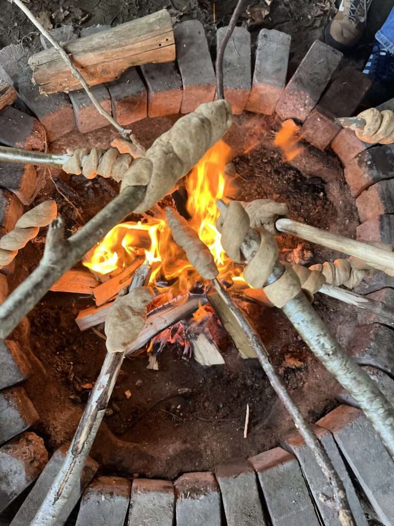 Gemeinsames Stockbrot am Lagerfeuer